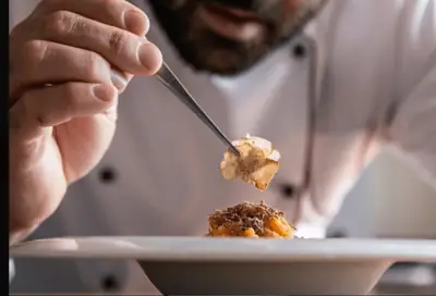 Chef che tira la sfoglia di pasta